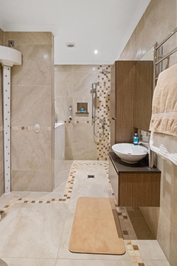 The Lodge - Studio Apartment'S Castel Екстериор снимка