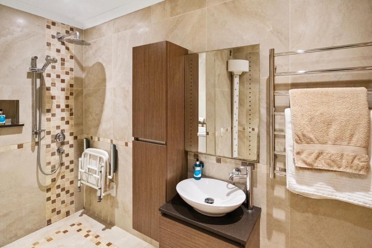 The Lodge - Studio Apartment'S Castel Екстериор снимка