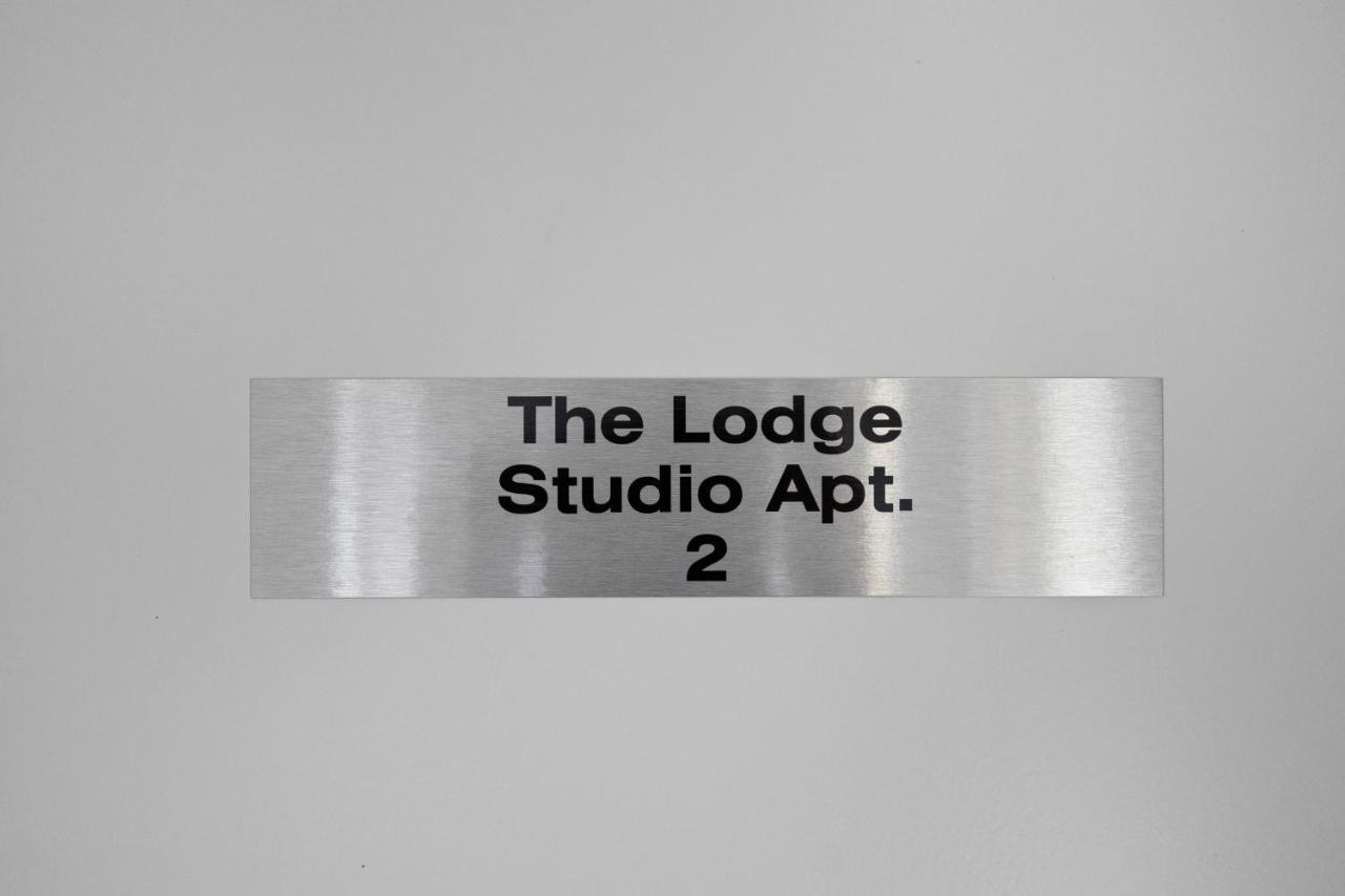The Lodge - Studio Apartment'S Castel Екстериор снимка